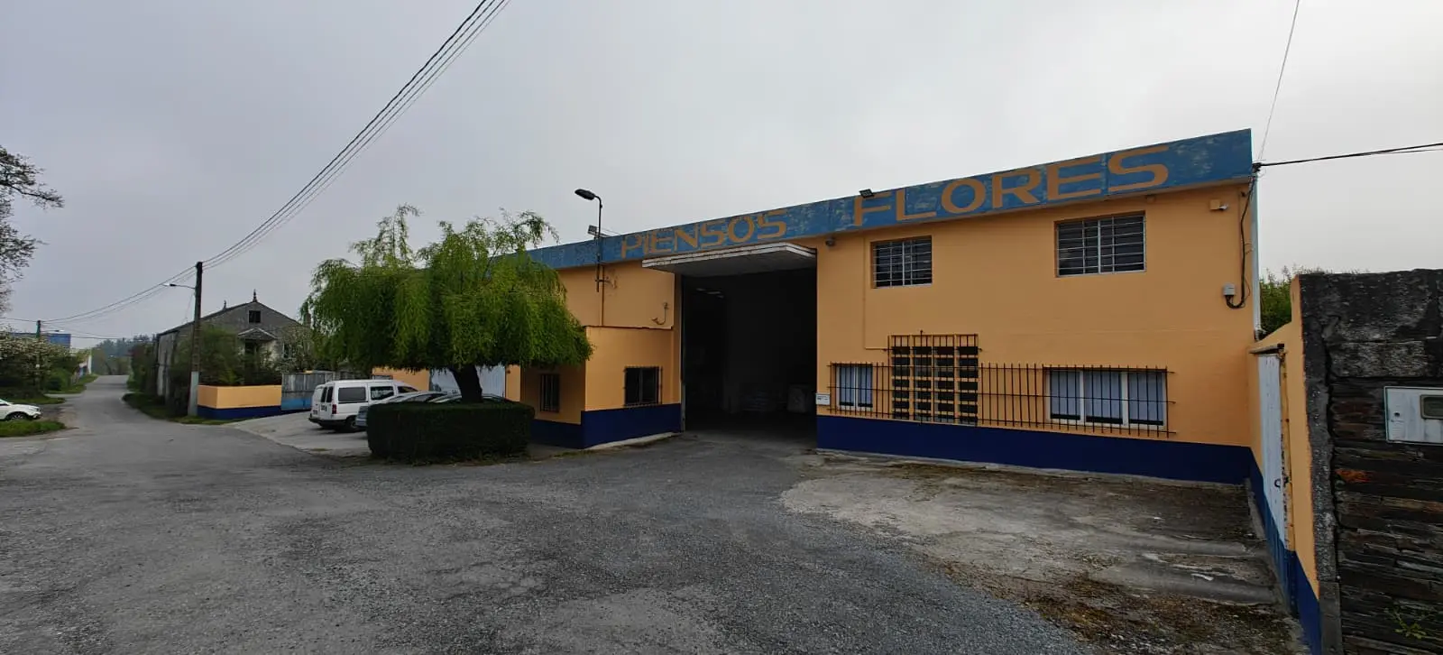 Vista exterior de instalaciones de producción modernas